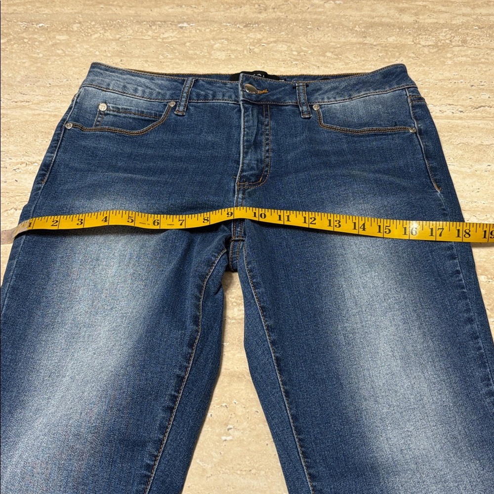 NWOT Tahari, Chloe skinny fit jeans.Excellent Condition. - Picture 6 of 9